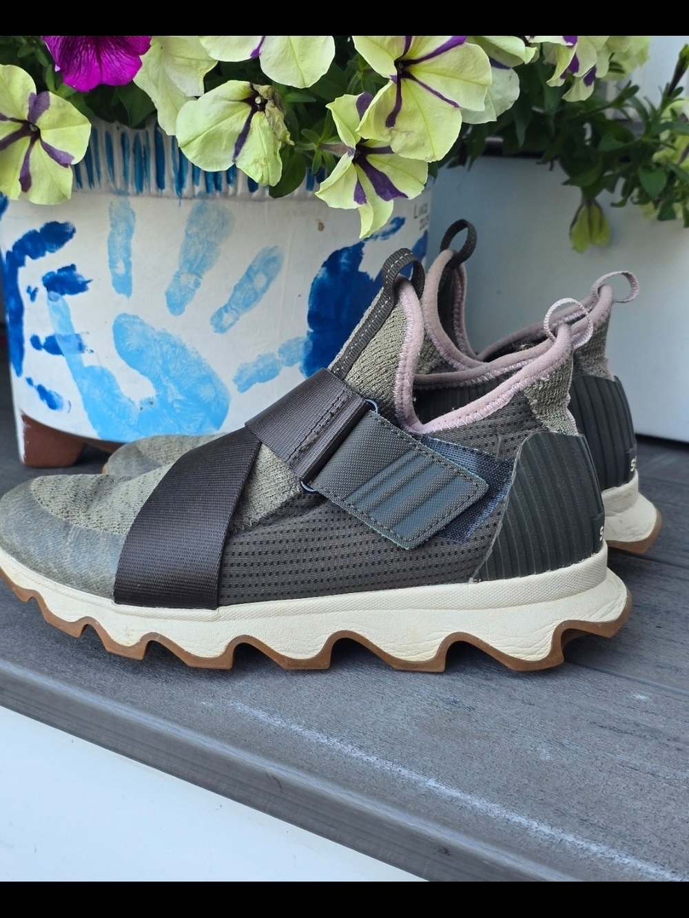 Sorel Olive Green Slip-On Athletic Sneakers w/White Sole & adjustable Strap Sz 7 - Picture 4 of 7